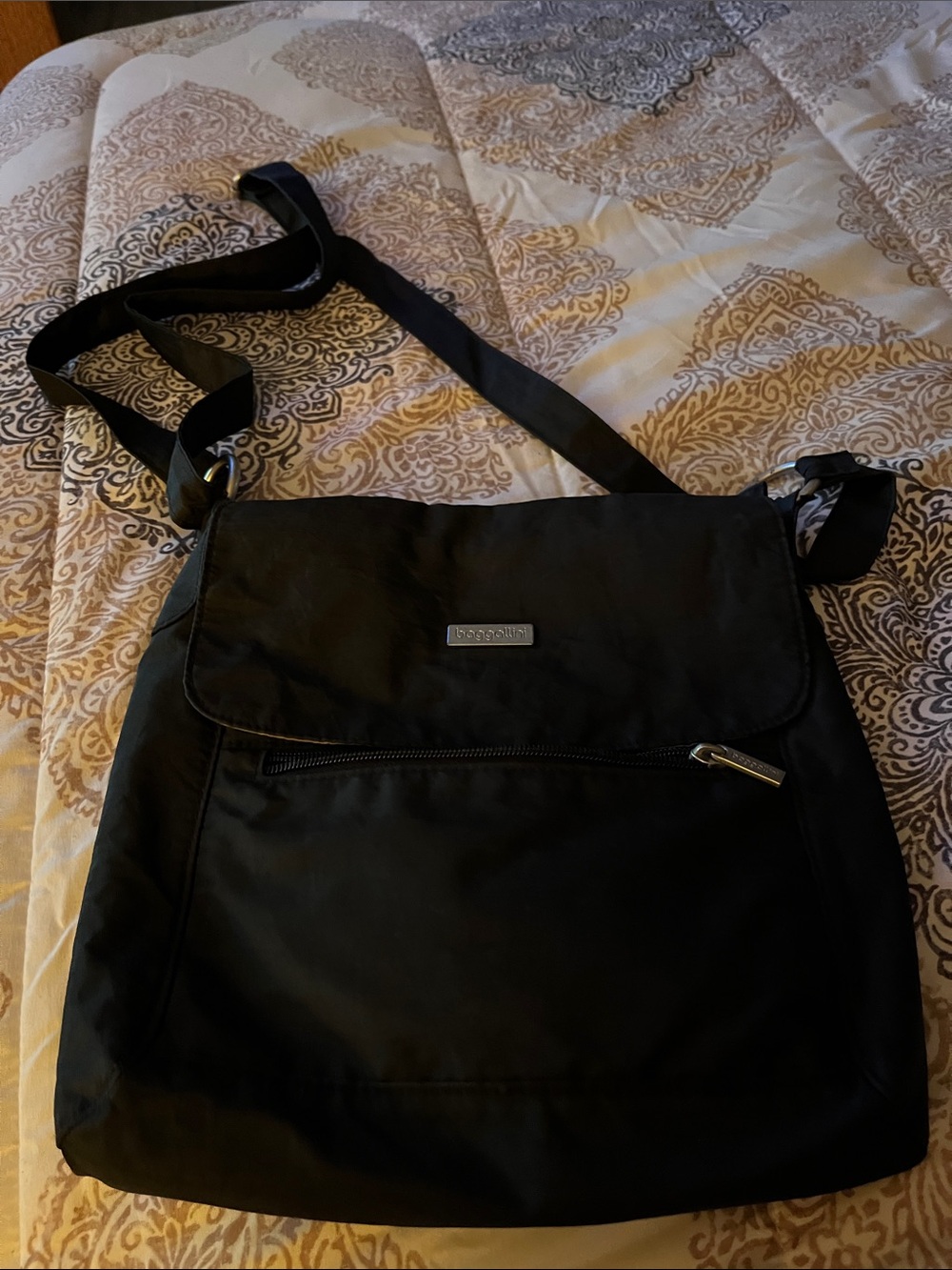 Baggallini Black Nylon Messenger Crossbody Bag